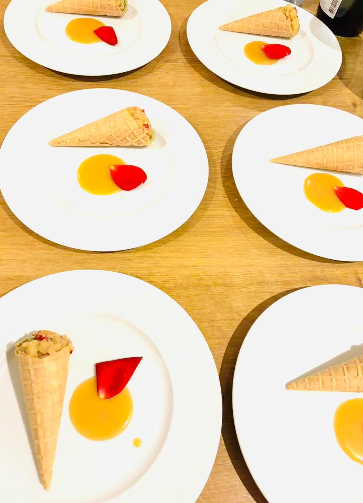 Dessert presente en cornet sur une assiette minimaliste