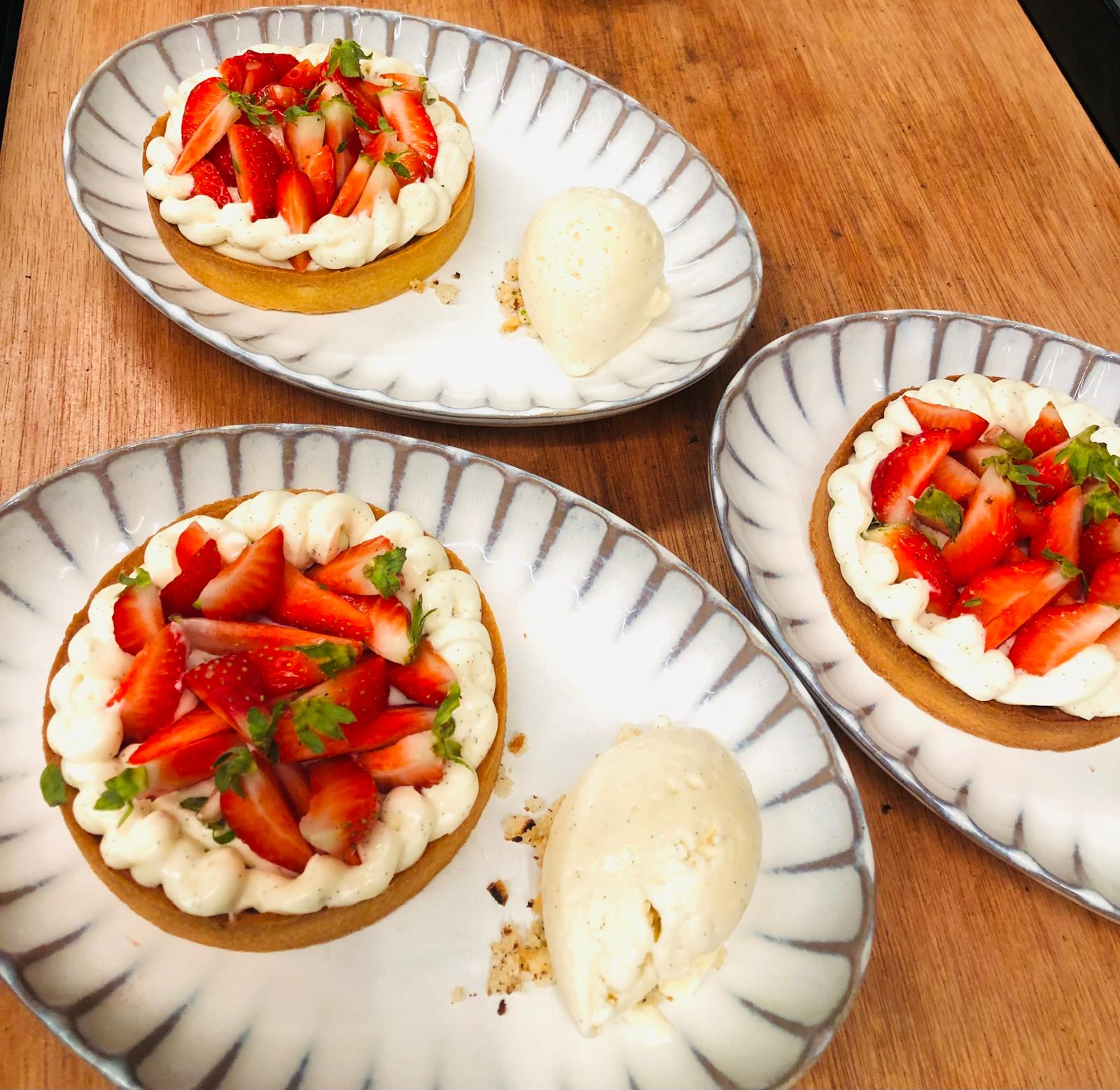 Tartelettes aux fraises servies avec une quenelle glacee