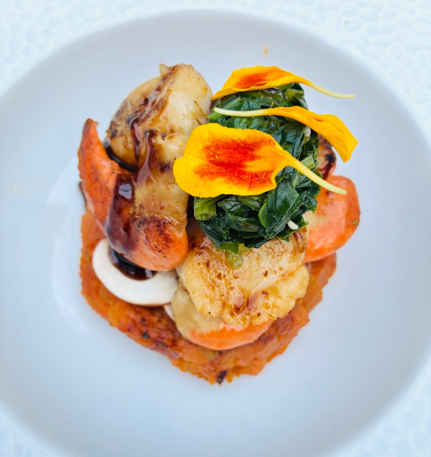 Plat gastronomique floral et délicat dressé dans une assiette blanche