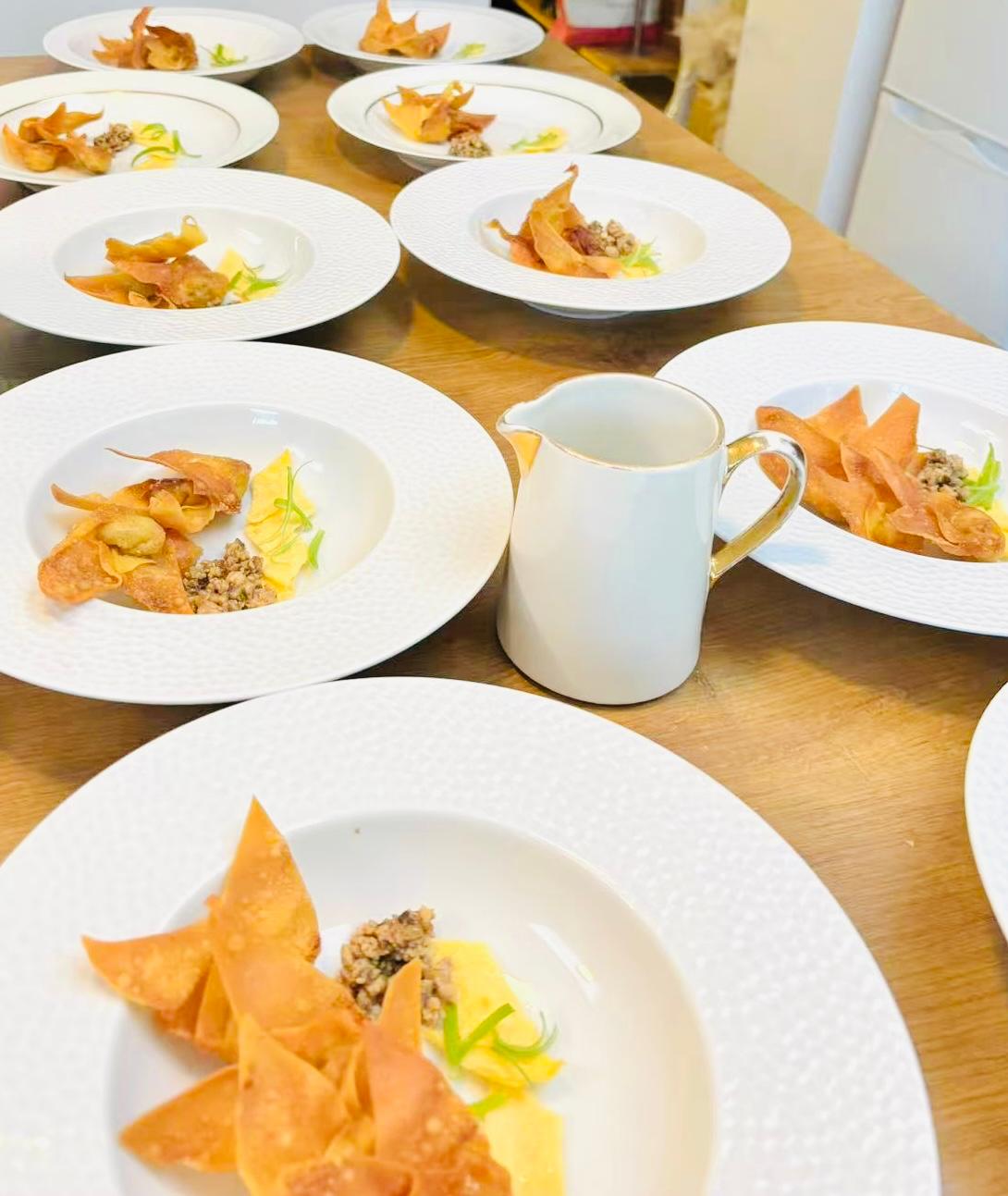 Dressage de plusieurs assiettes pour un repas à domicile