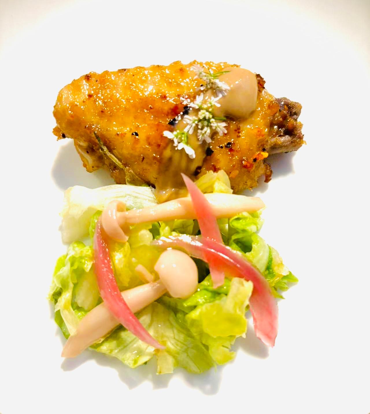 Volaille laquée accompagnee d'une salade fine et acidulee